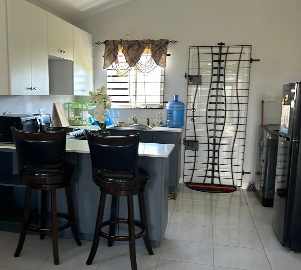 New Cozy Entire Home 2 Bedroom- Ac, Wifi, 24 Hour Security, Smart Tv Old Harbour 0*,  Τζαμάικα